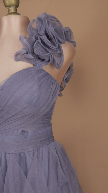Vestido asimétrico con escarola en hombro y falda