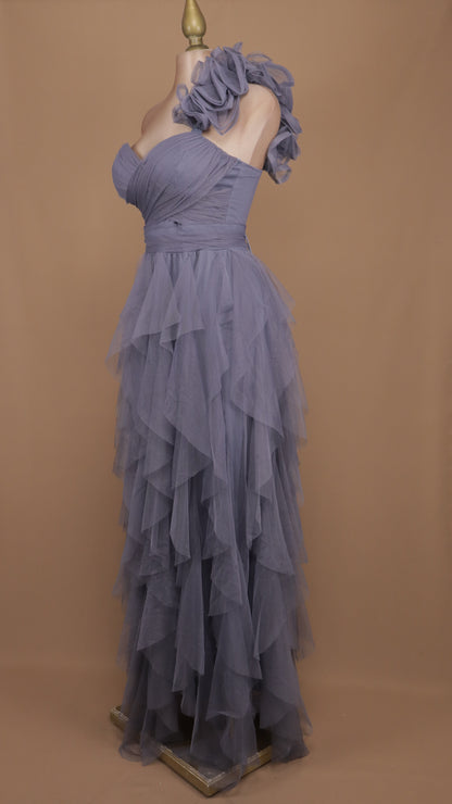 Vestido asimétrico con escarola en hombro y falda