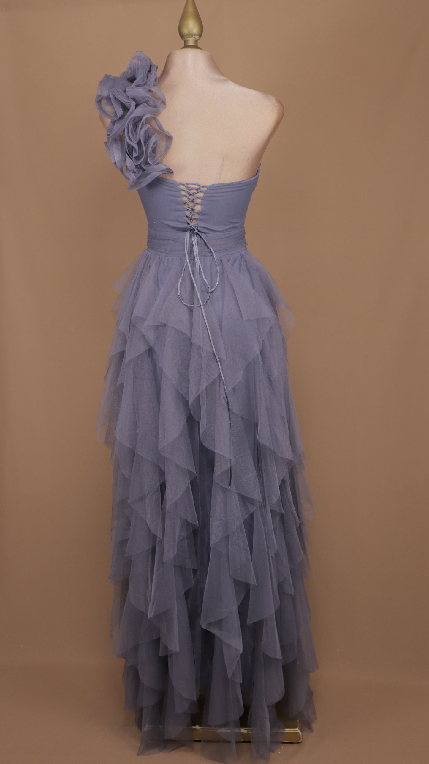 Vestido asimétrico con escarola en hombro y falda