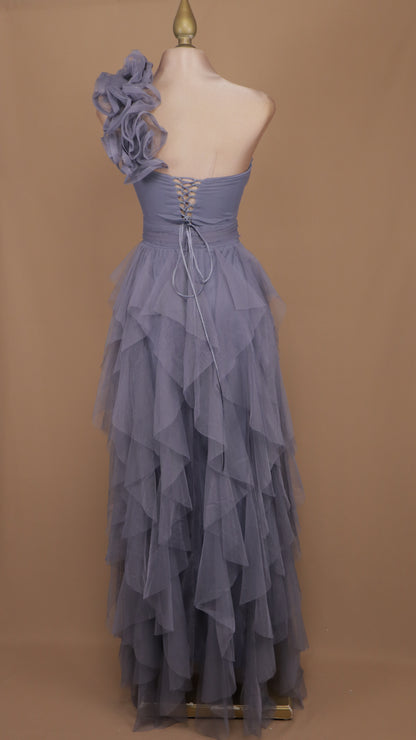 Vestido asimétrico con escarola en hombro y falda
