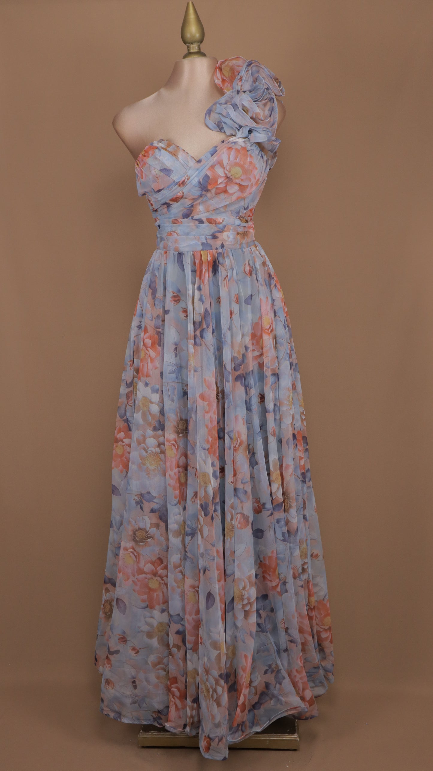 Vestido largo estampado con escarola en hombro