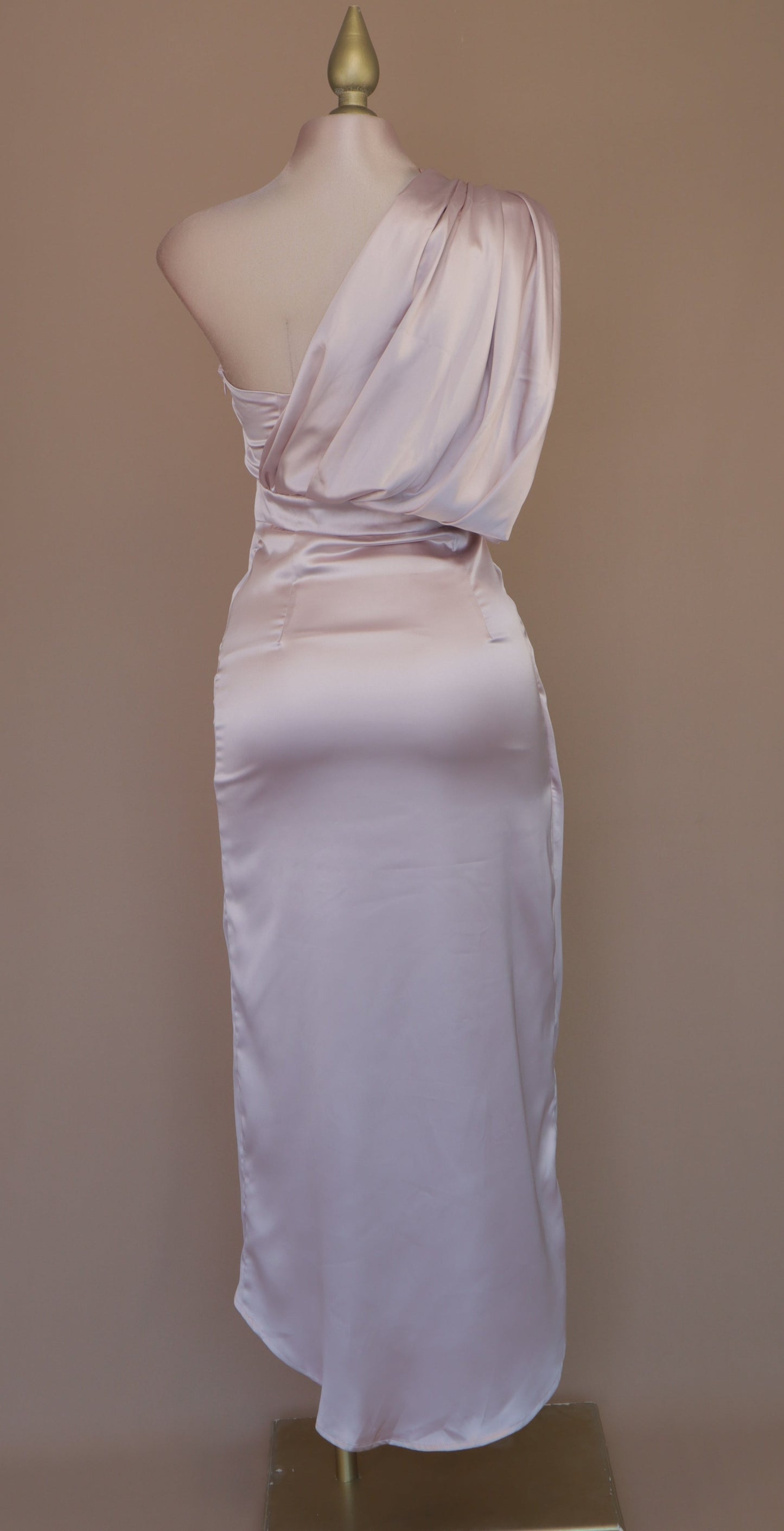 VESTIDO MAXI DE SATIN CON FALDA OLGADA