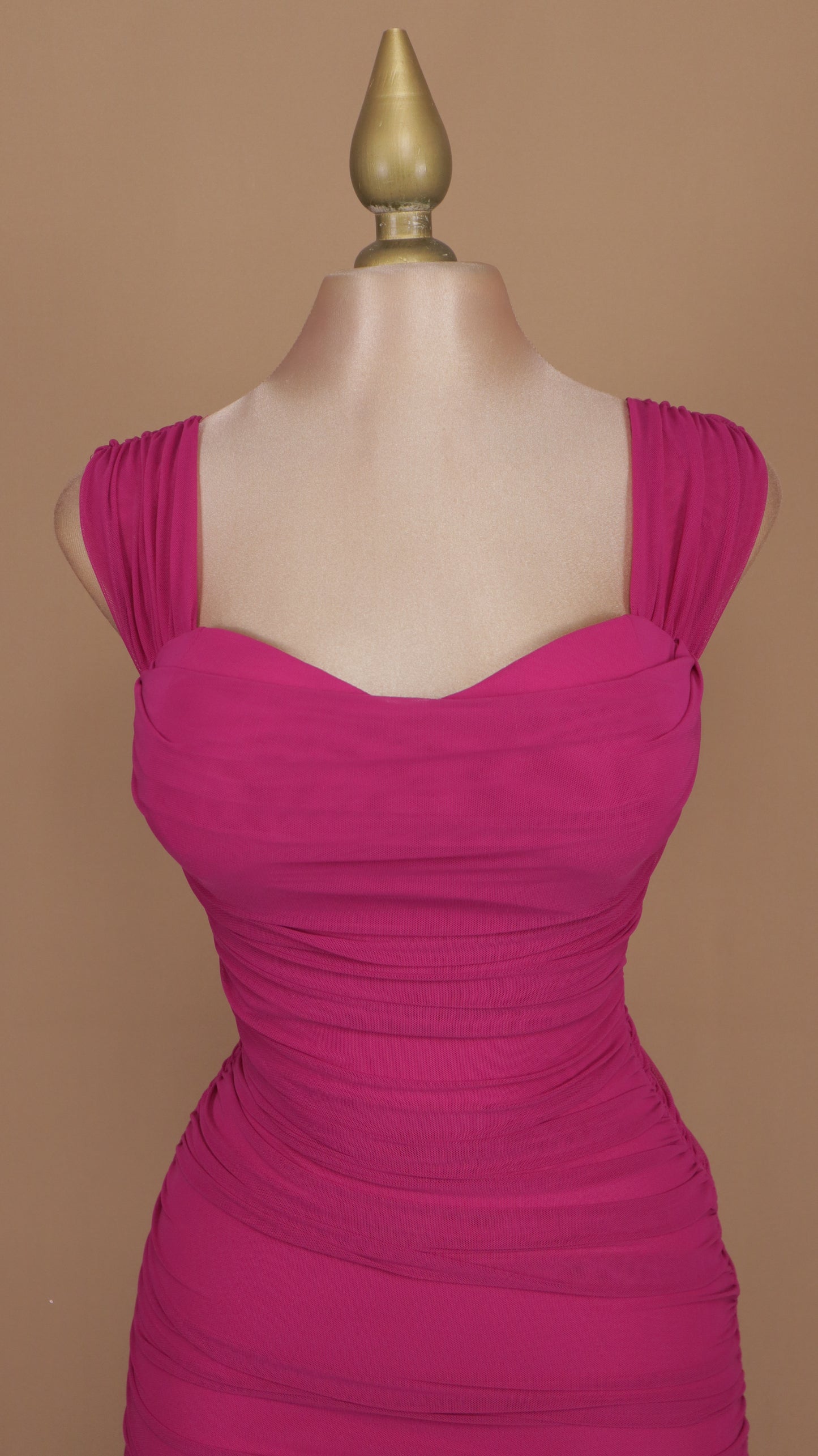 Vestido midi pegadito con abertura en pierna