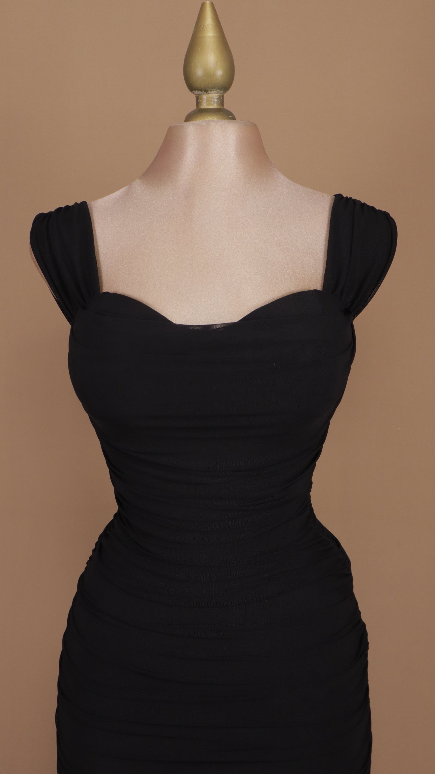 Vestido midi pegadito con abertura en pierna