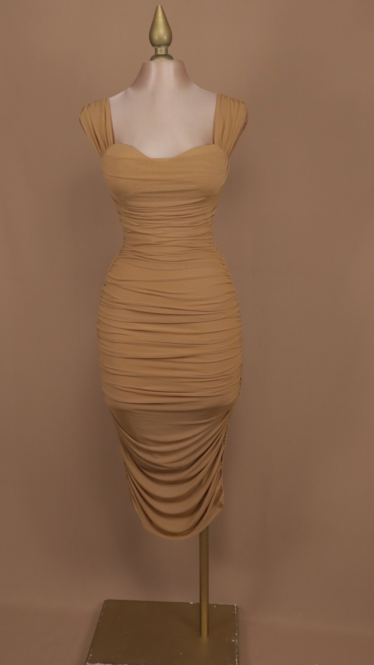 Vestido midi pegadito con abertura en pierna