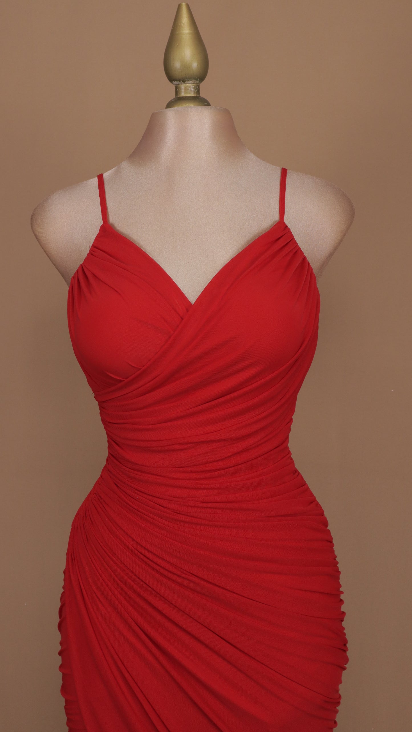 Vestido midi ajustado de tirante y escote en V