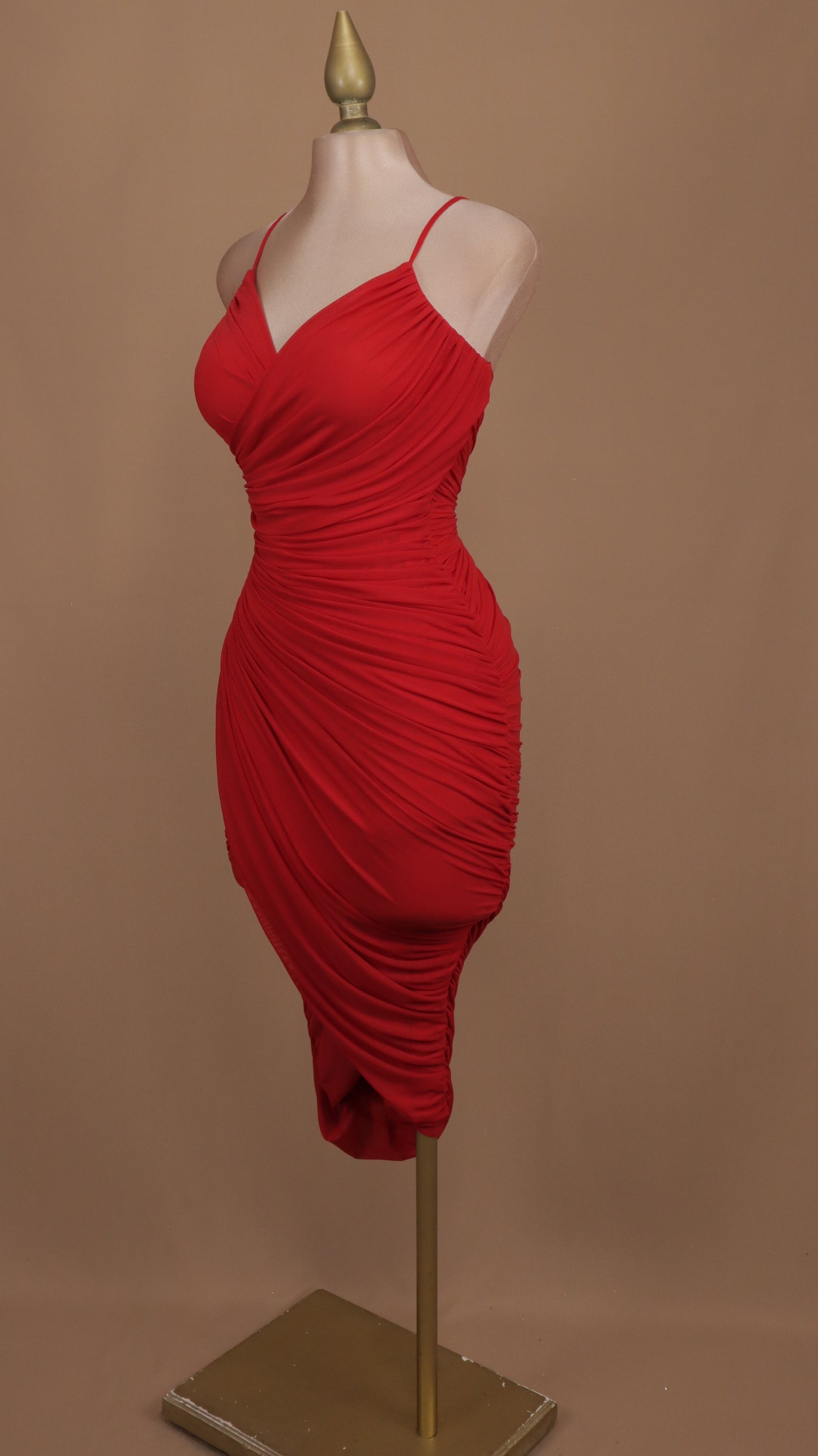 Vestido midi ajustado de tirante y escote en V