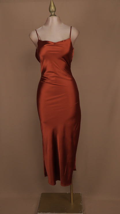 Vestido largo con abertura en pierna y satinado, escote en la espalda