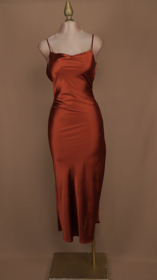 Vestido largo con abertura en pierna y satinado, escote en la espalda
