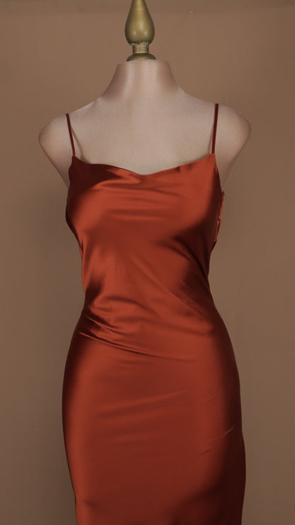 Vestido largo con abertura en pierna y satinado, escote en la espalda