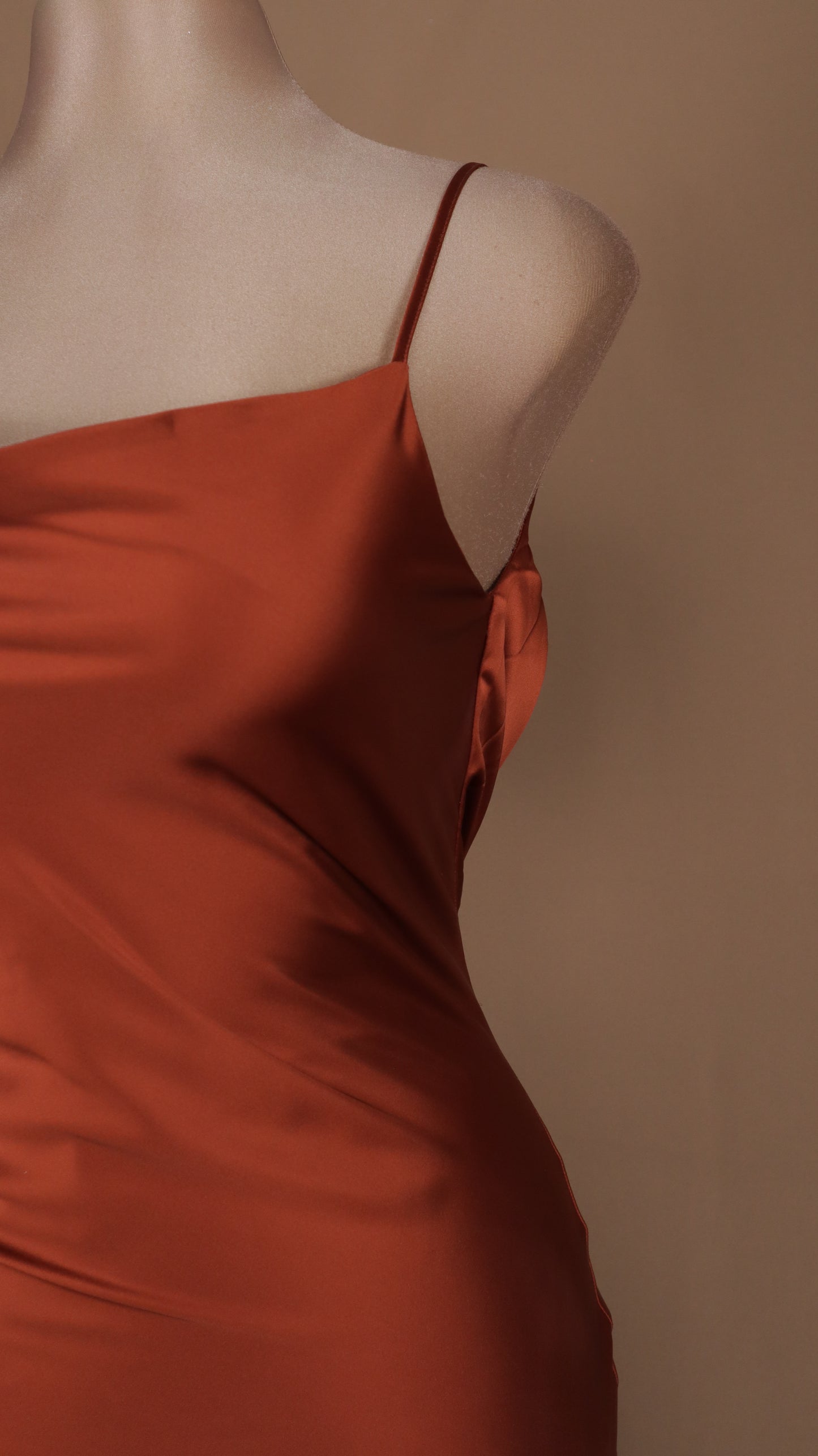 Vestido largo con abertura en pierna y satinado, escote en la espalda