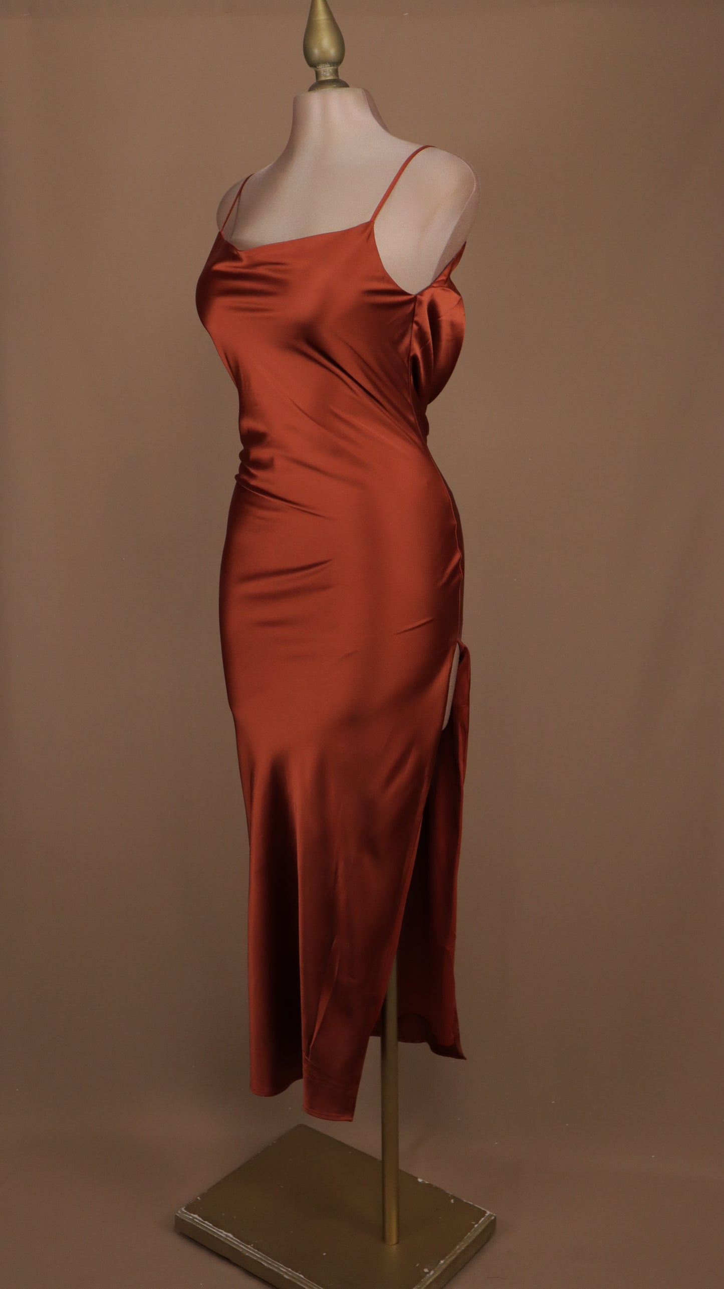 Vestido largo con abertura en pierna y satinado, escote en la espalda