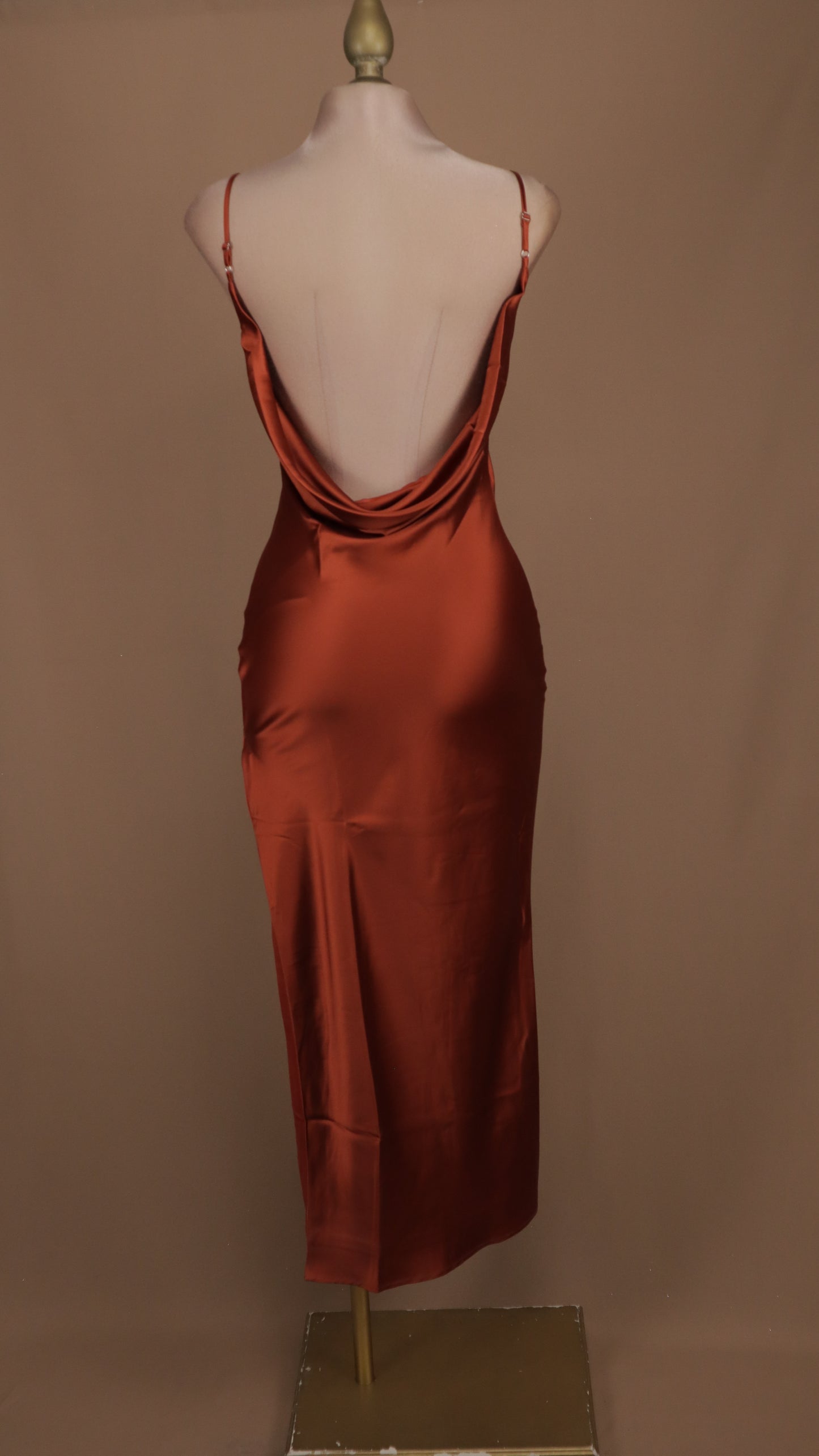 Vestido largo con abertura en pierna y satinado, escote en la espalda