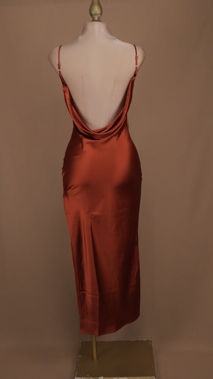 Vestido largo con abertura en pierna y satinado, escote en la espalda