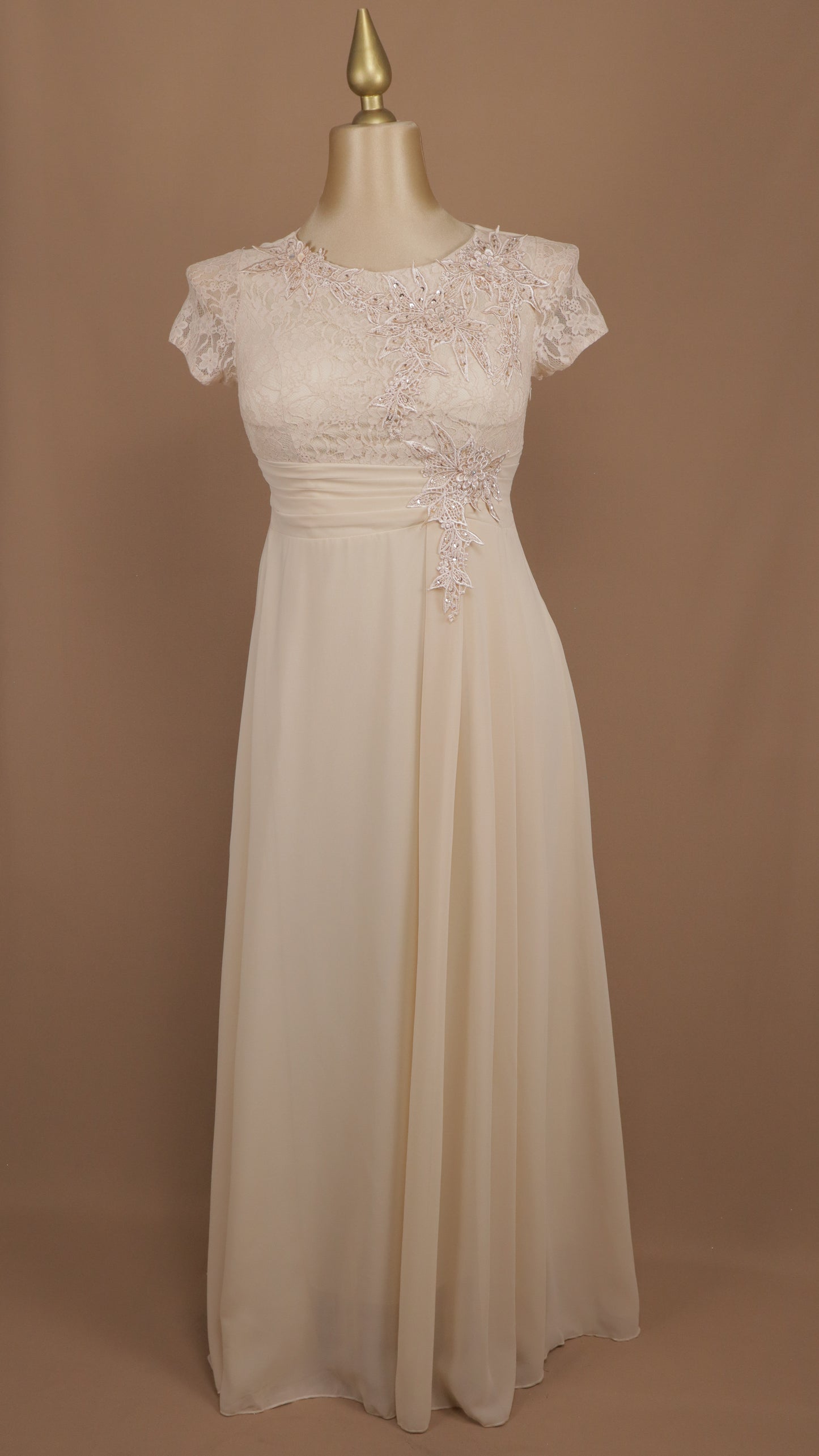 Vestido talla extra con tipo encaje y aplicación en busto
