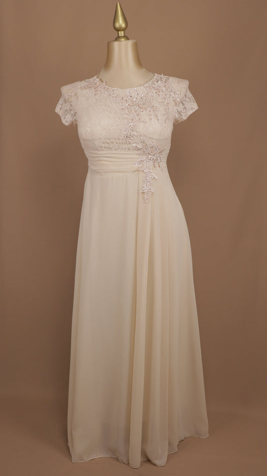 Vestido talla extra con tipo encaje y aplicación en busto