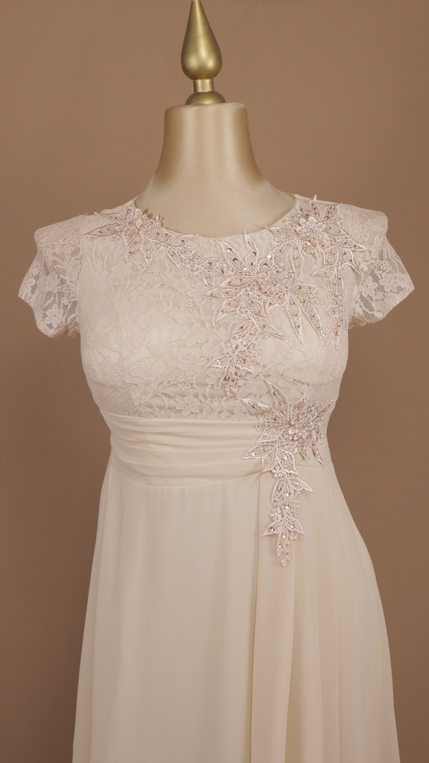 Vestido talla extra con tipo encaje y aplicación en busto