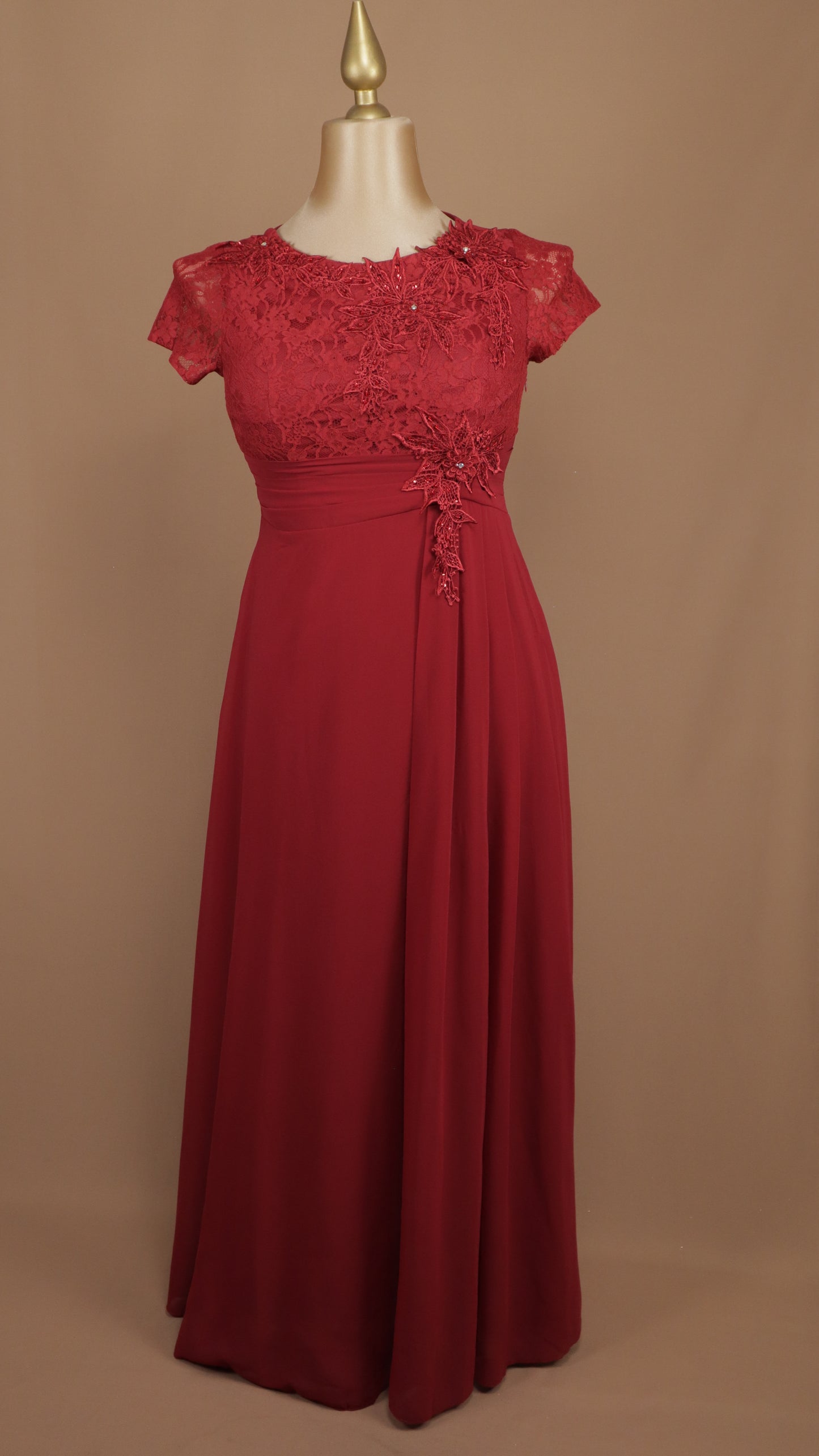 Vestido talla extra con tipo encaje y aplicación en busto