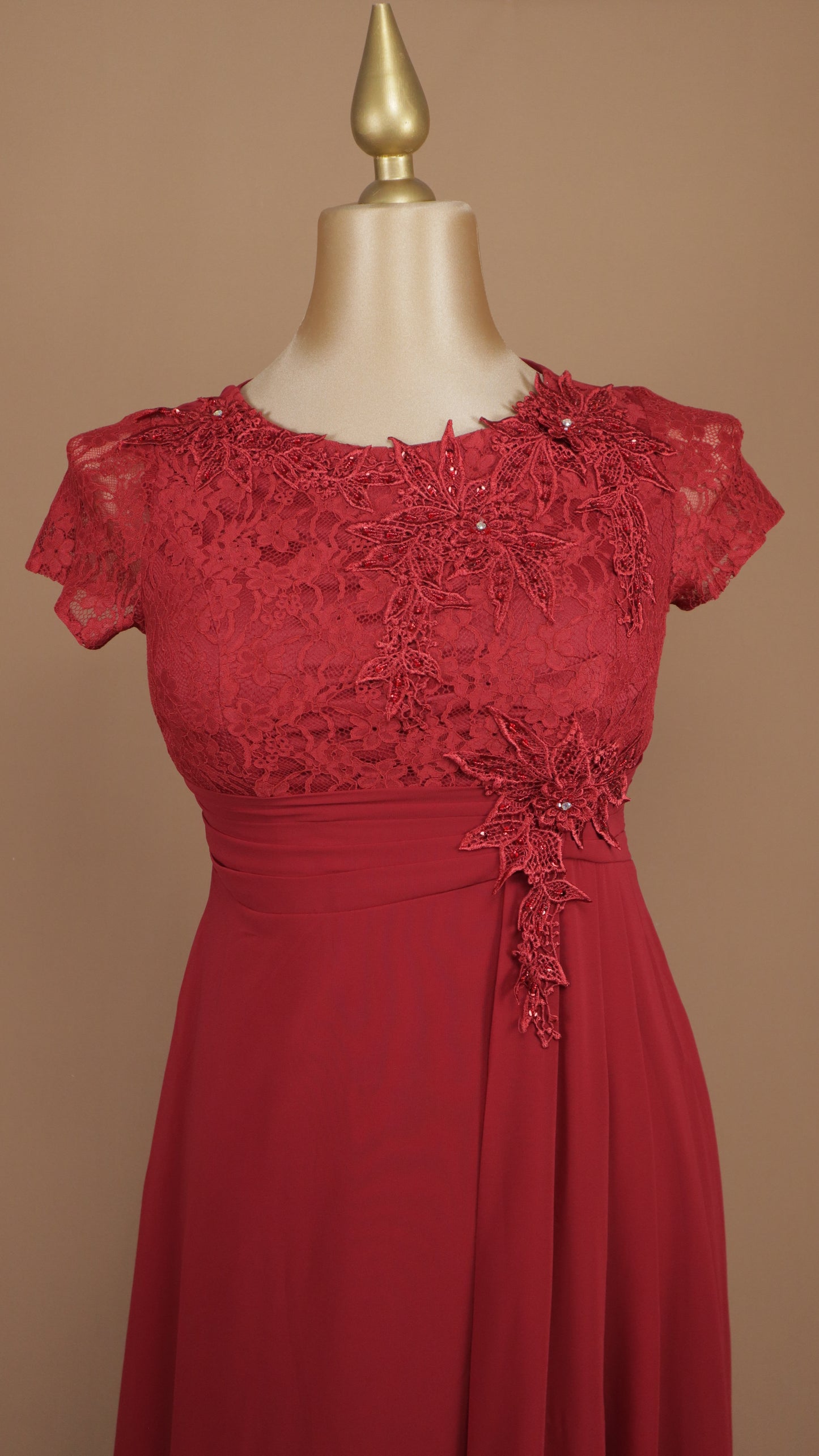 Vestido talla extra con tipo encaje y aplicación en busto