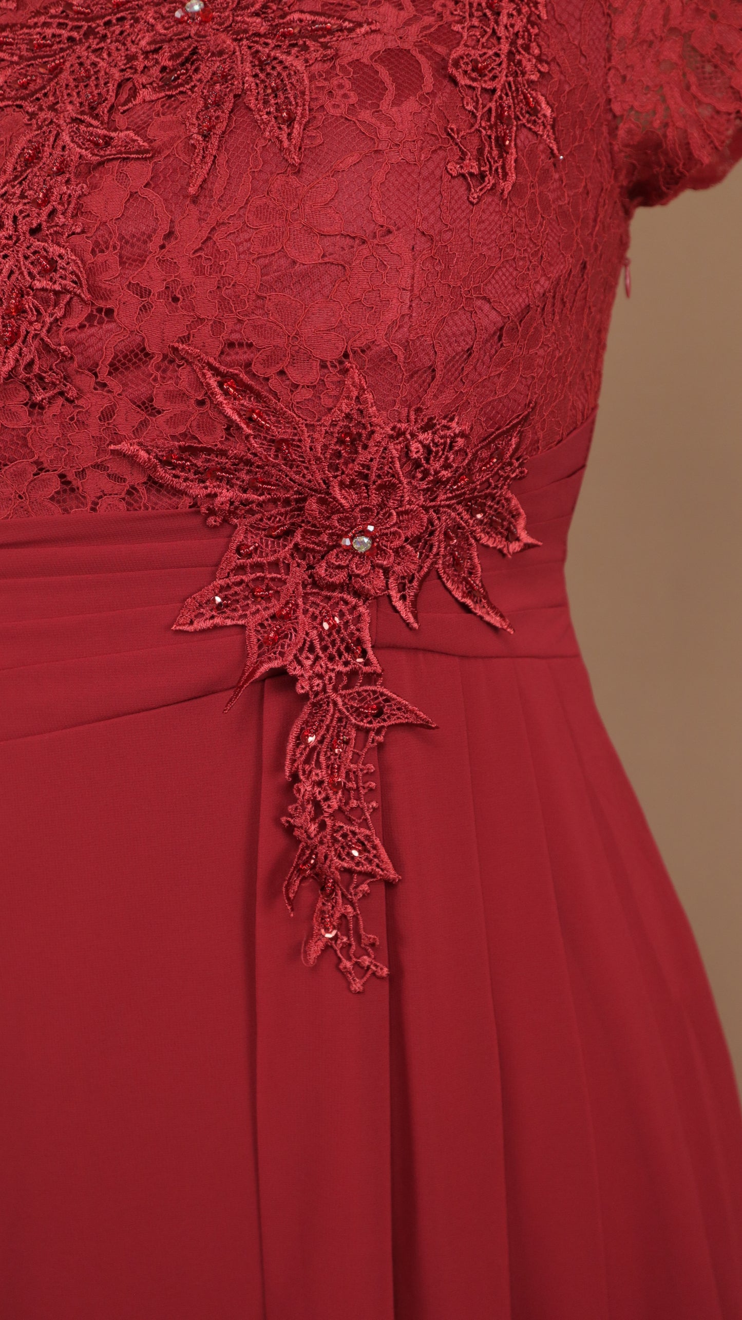 Vestido talla extra con tipo encaje y aplicación en busto