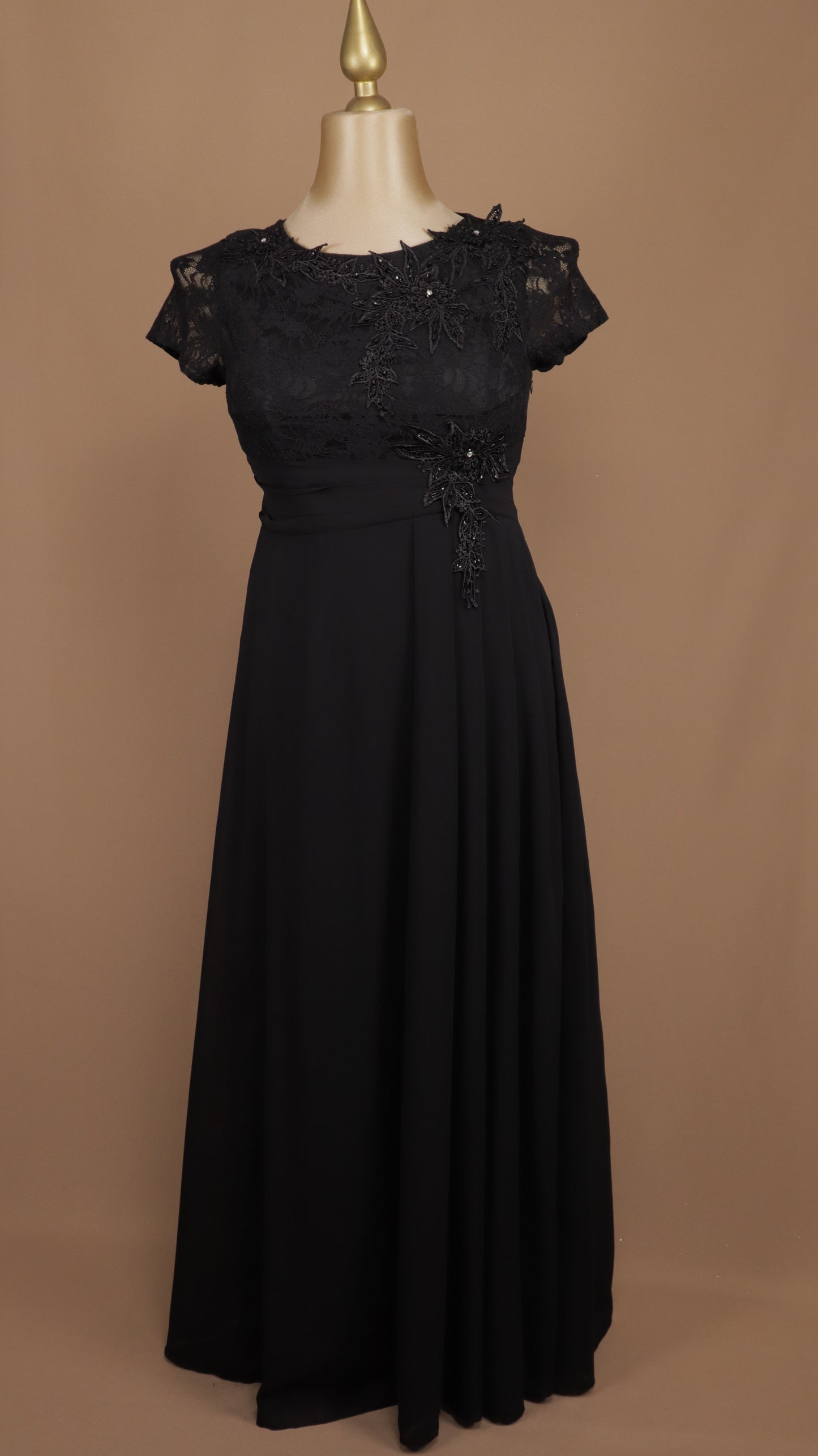 Vestido talla extra con tipo encaje y aplicación en busto