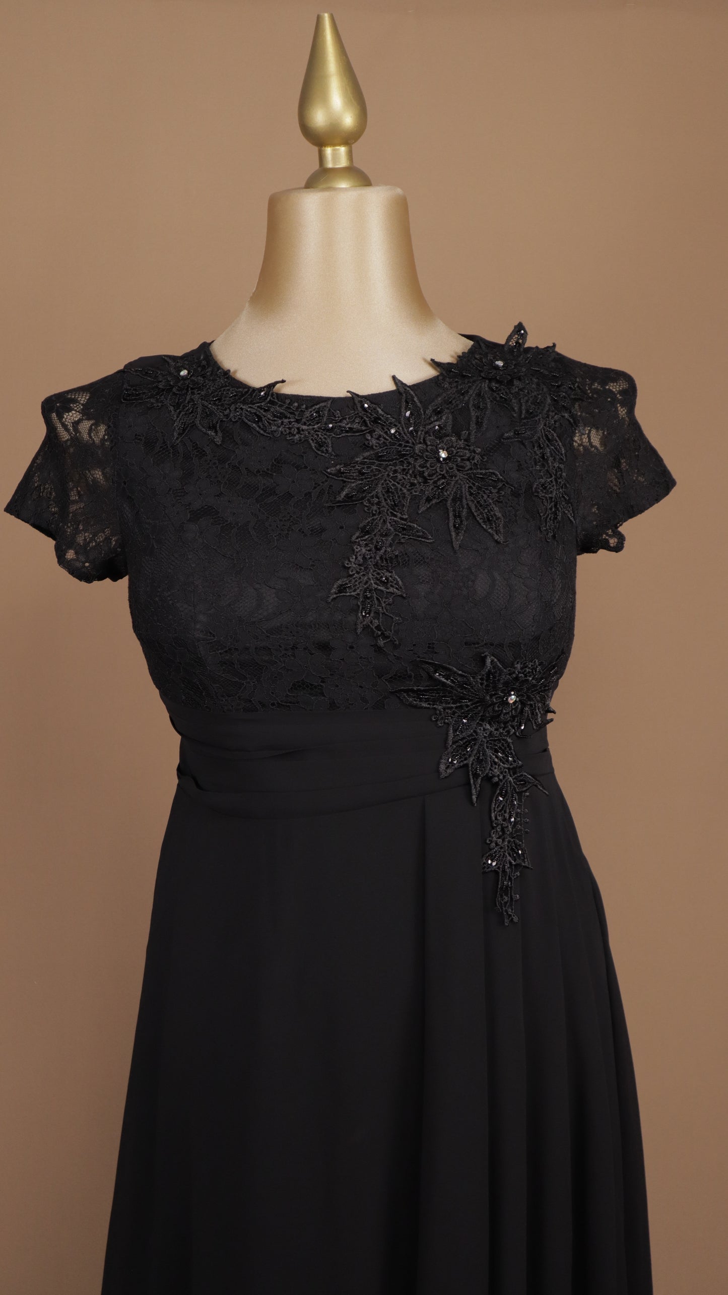 Vestido talla extra con tipo encaje y aplicación en busto