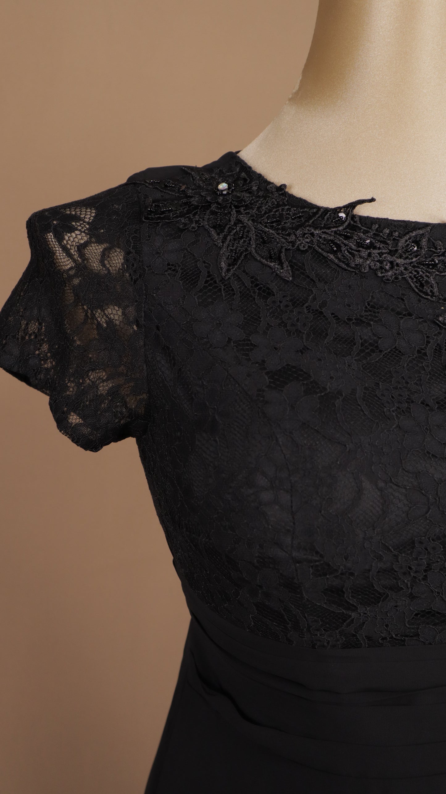Vestido talla extra con tipo encaje y aplicación en busto