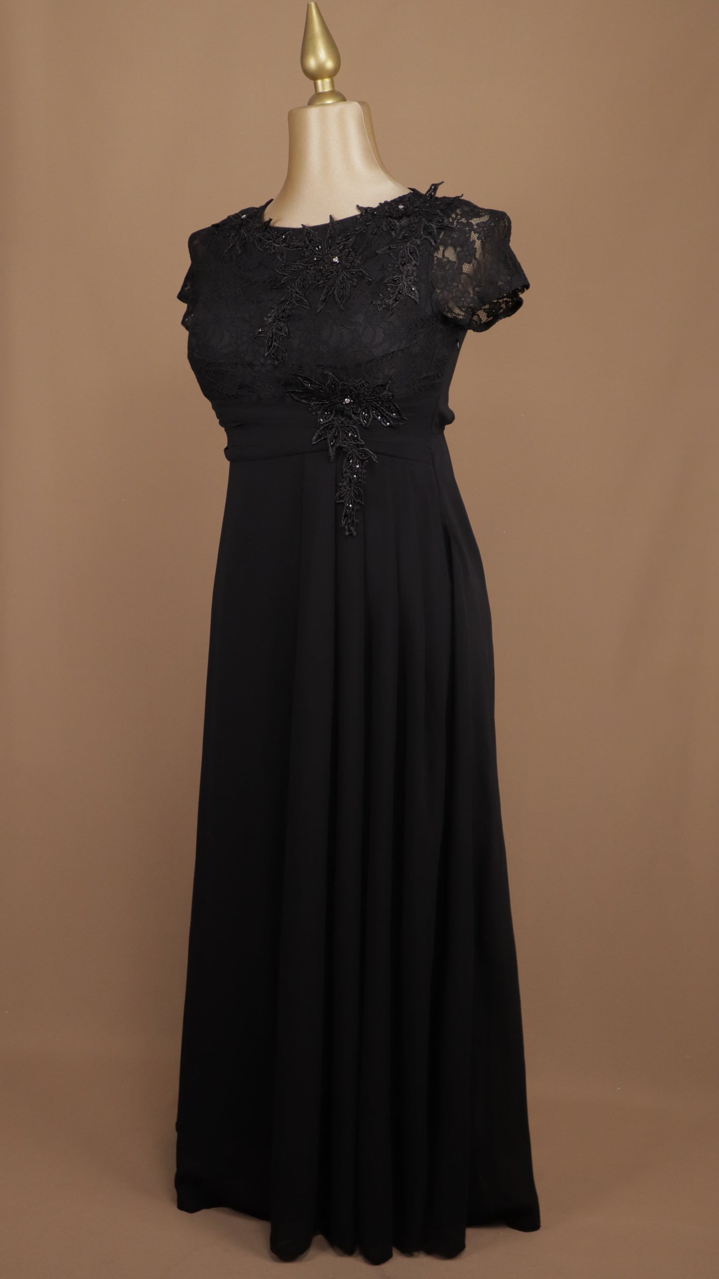 Vestido talla extra con tipo encaje y aplicación en busto