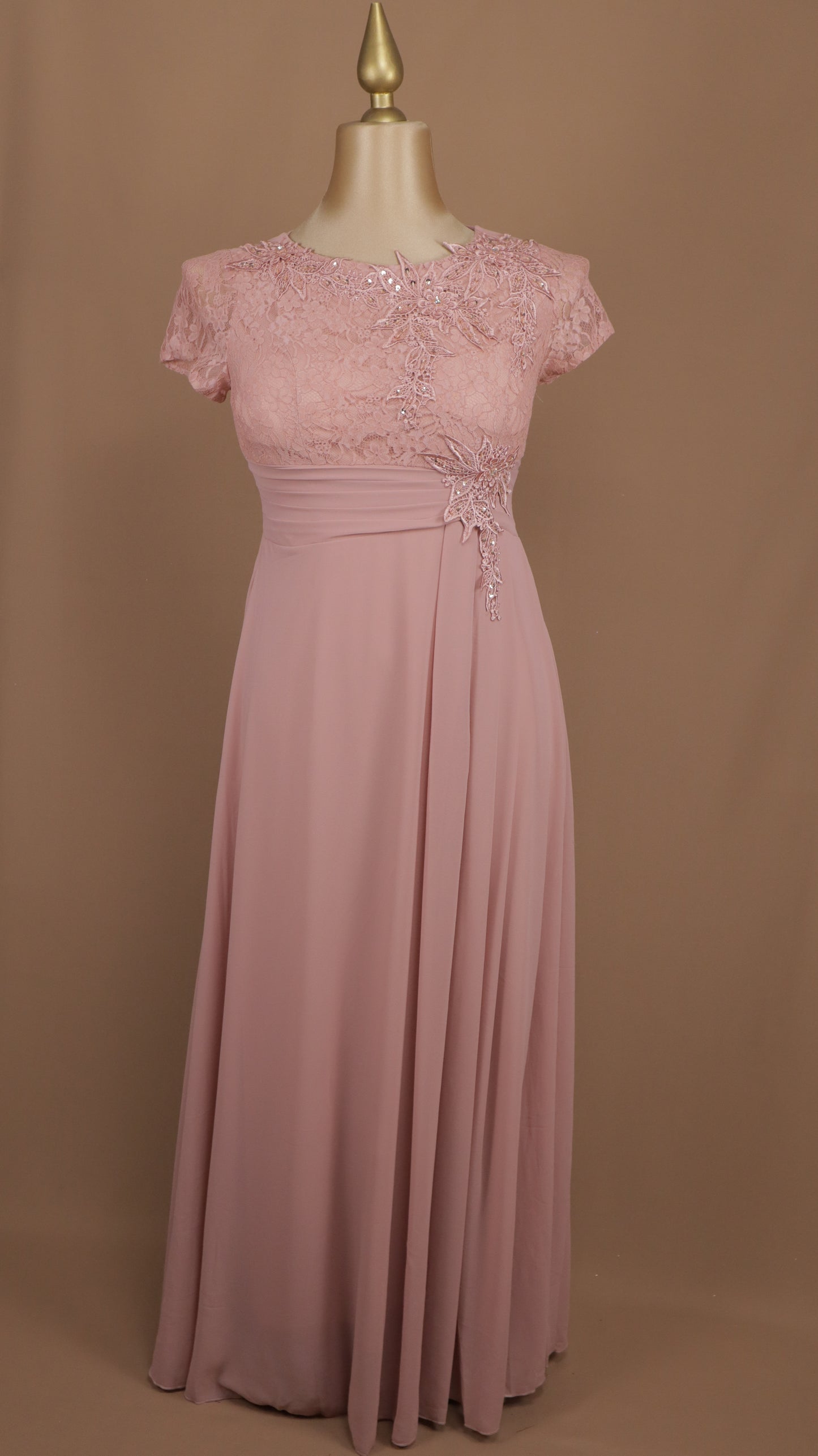 Vestido talla extra con tipo encaje y aplicación en busto