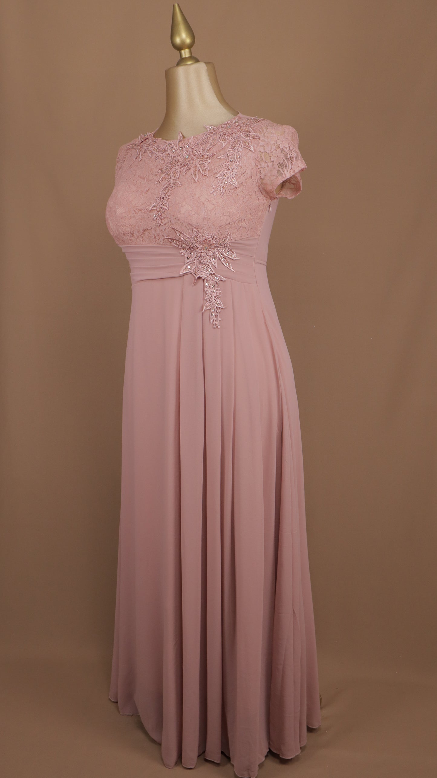 Vestido talla extra con tipo encaje y aplicación en busto