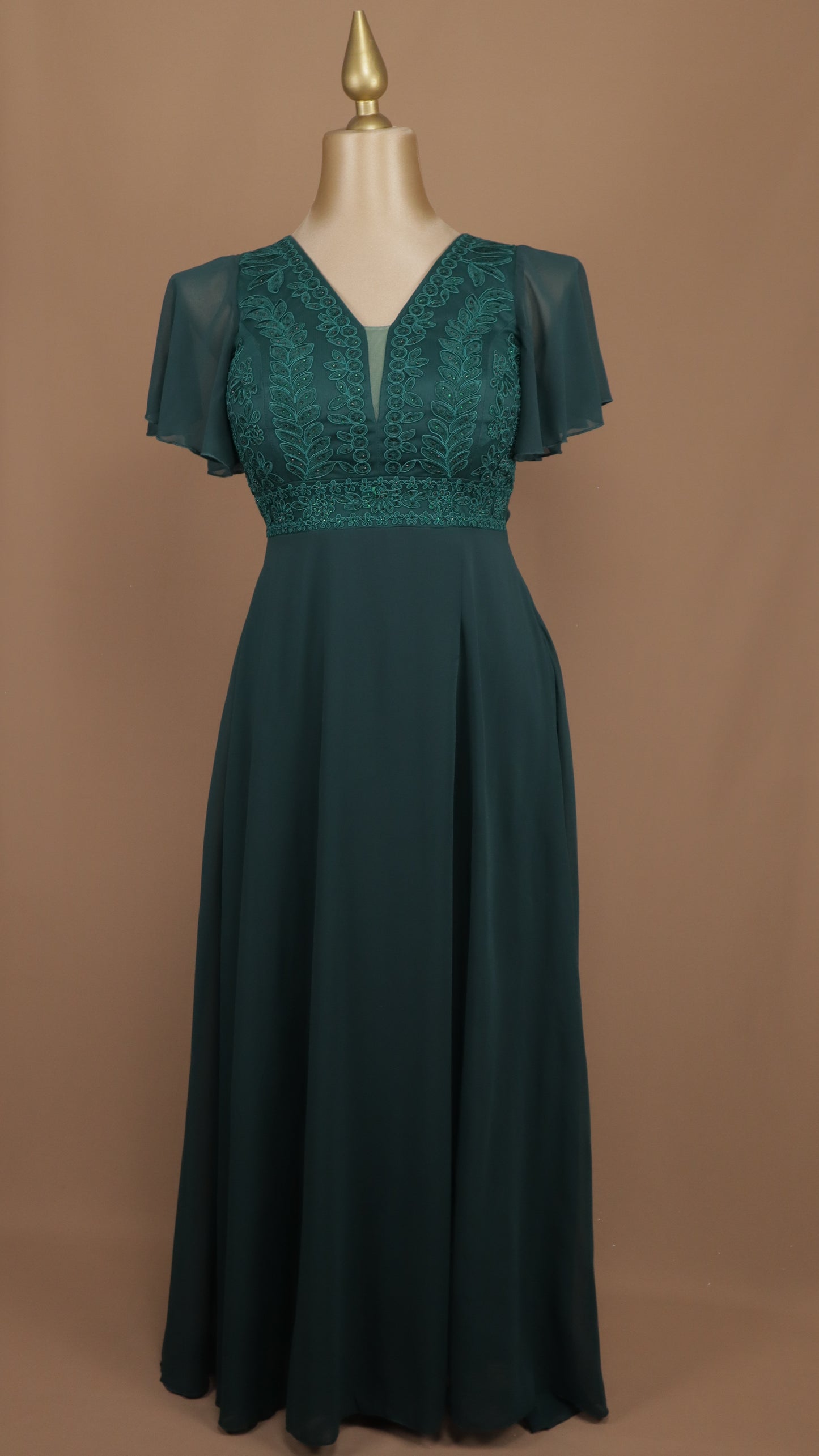 Vestido largo plus size con pedrería en busto