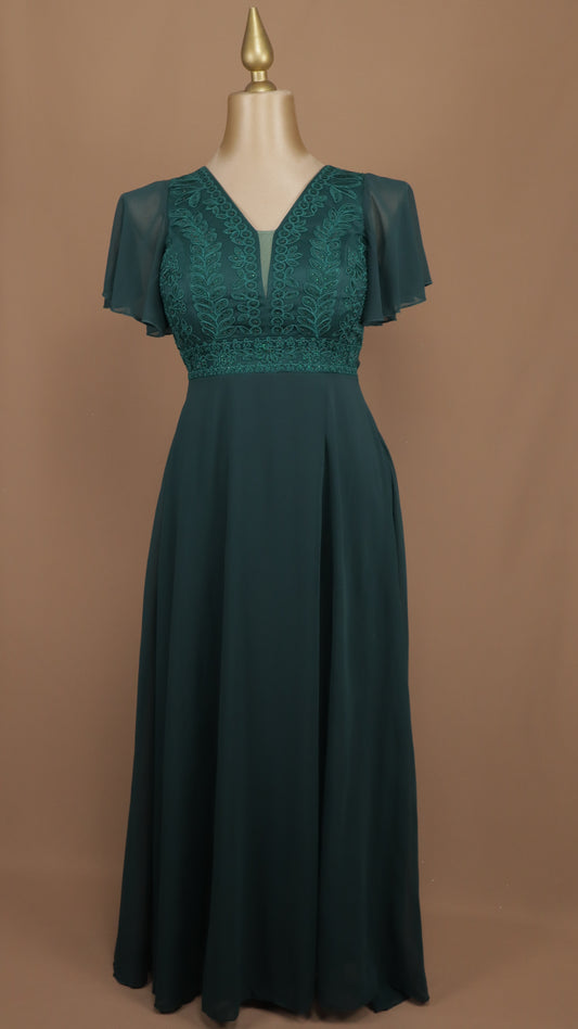 Vestido largo plus size con pedrería en busto