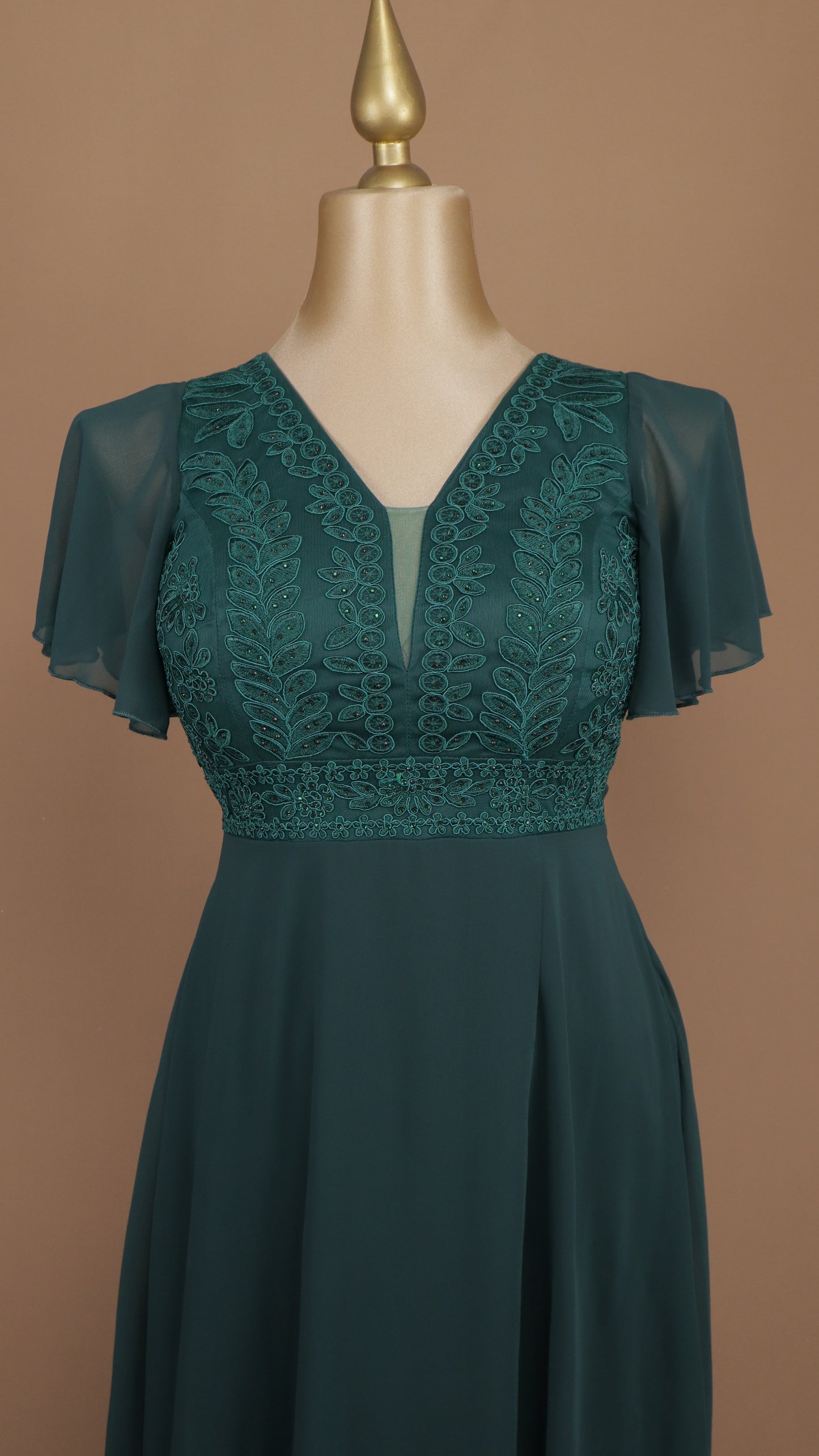 Vestido largo plus size con pedrería en busto