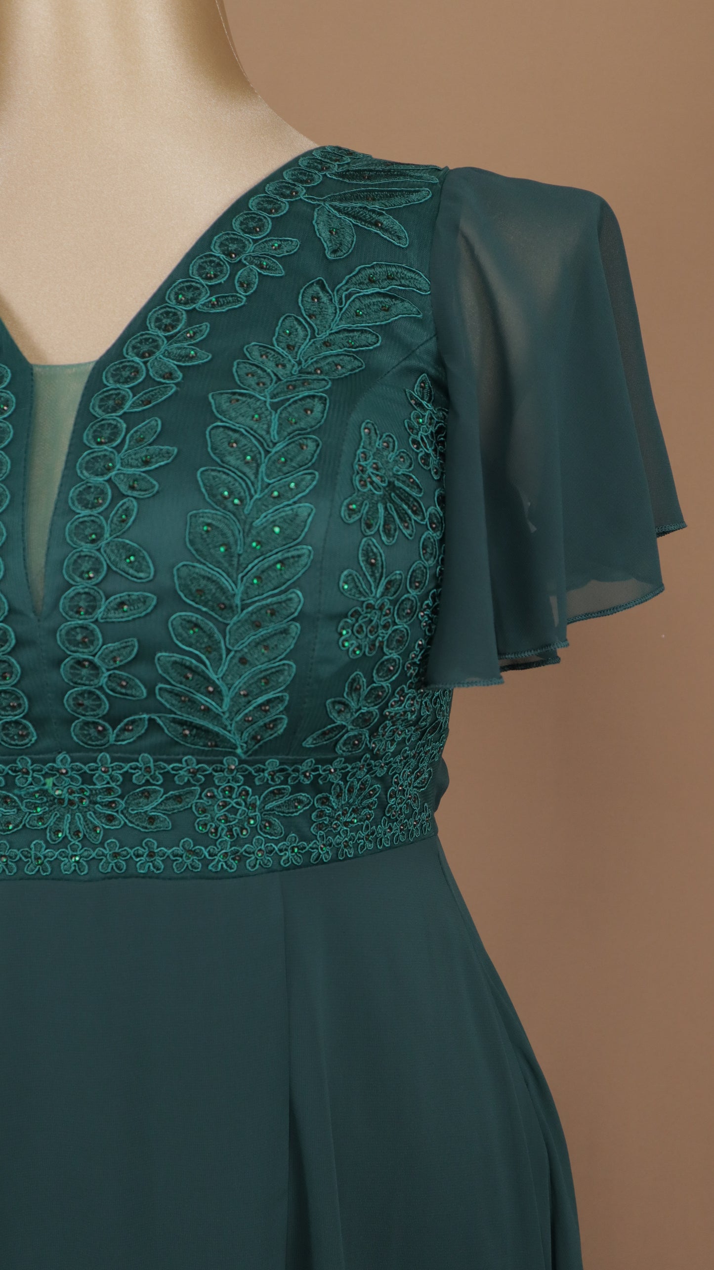 Vestido largo plus size con pedrería en busto