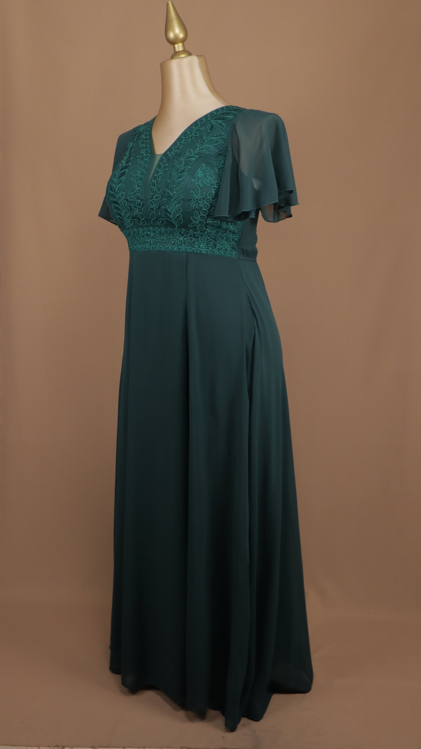 Vestido largo plus size con pedrería en busto