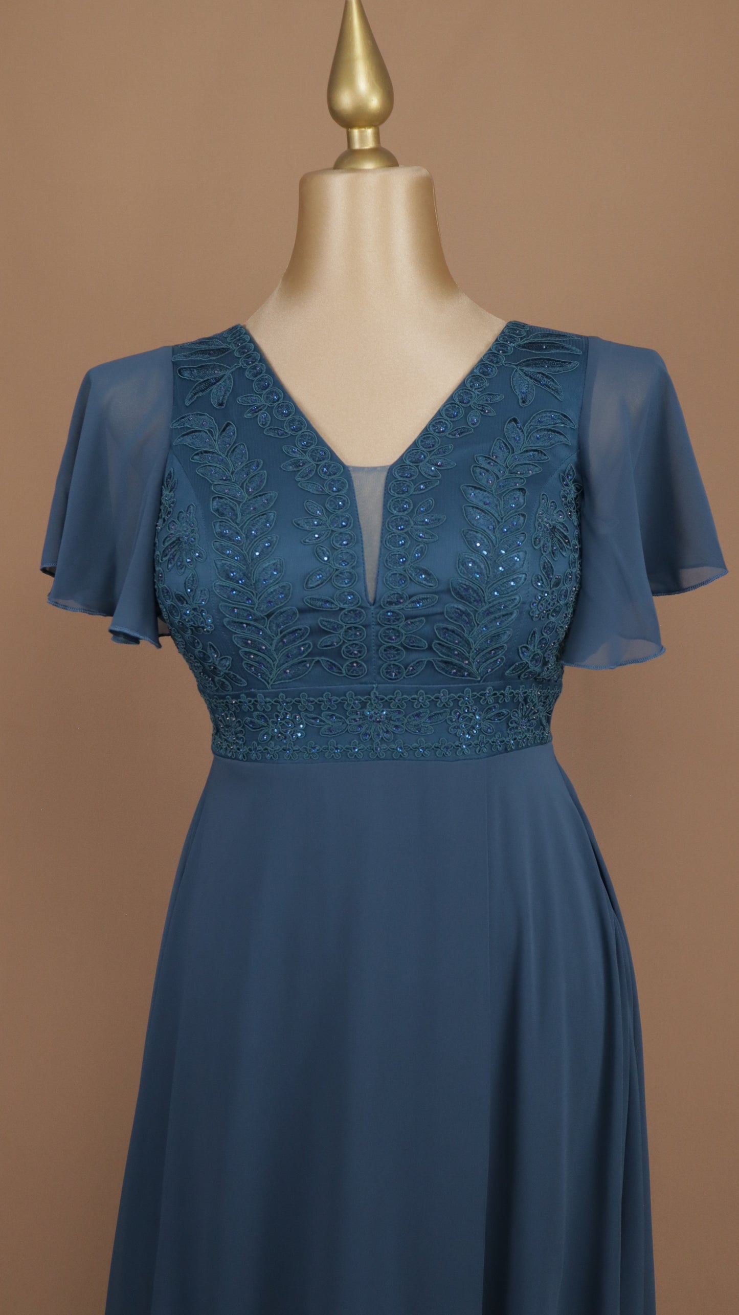 Vestido largo plus size con pedrería en busto