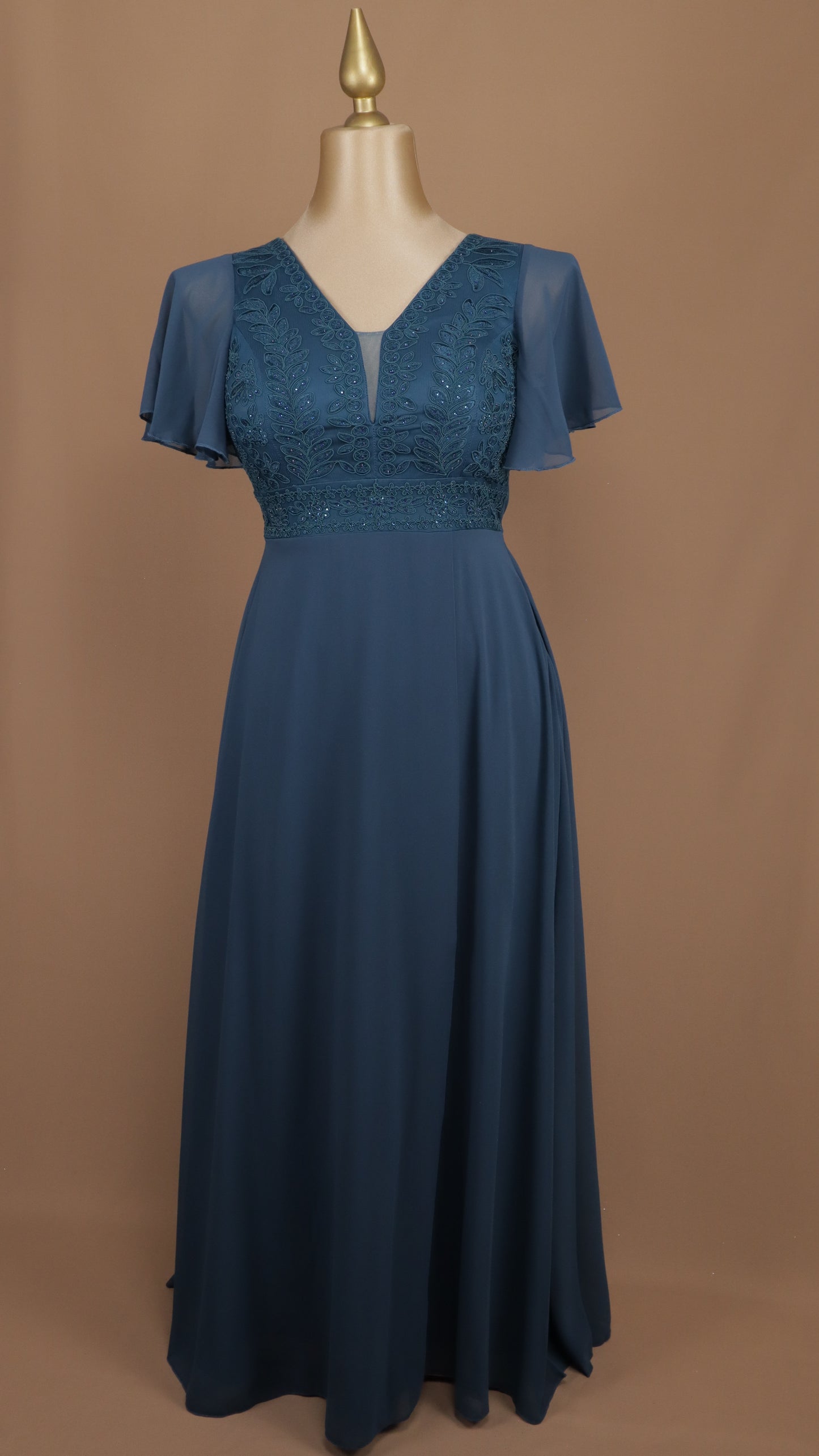 Vestido largo plus size con pedrería en busto