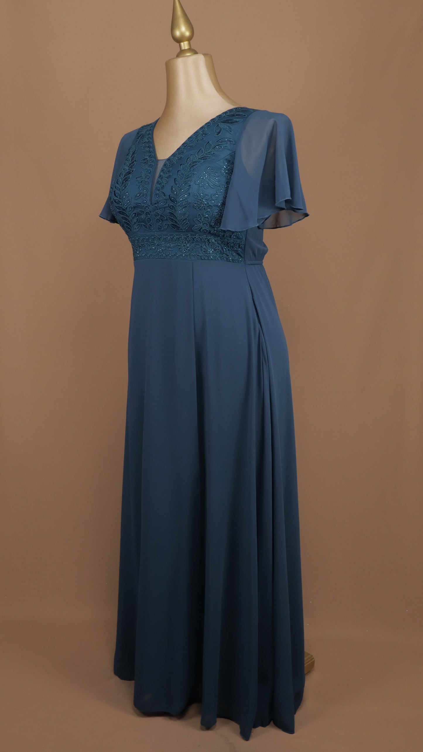 Vestido largo plus size con pedrería en busto