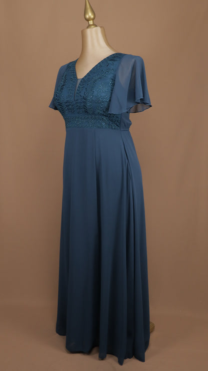 Vestido largo plus size con pedrería en busto