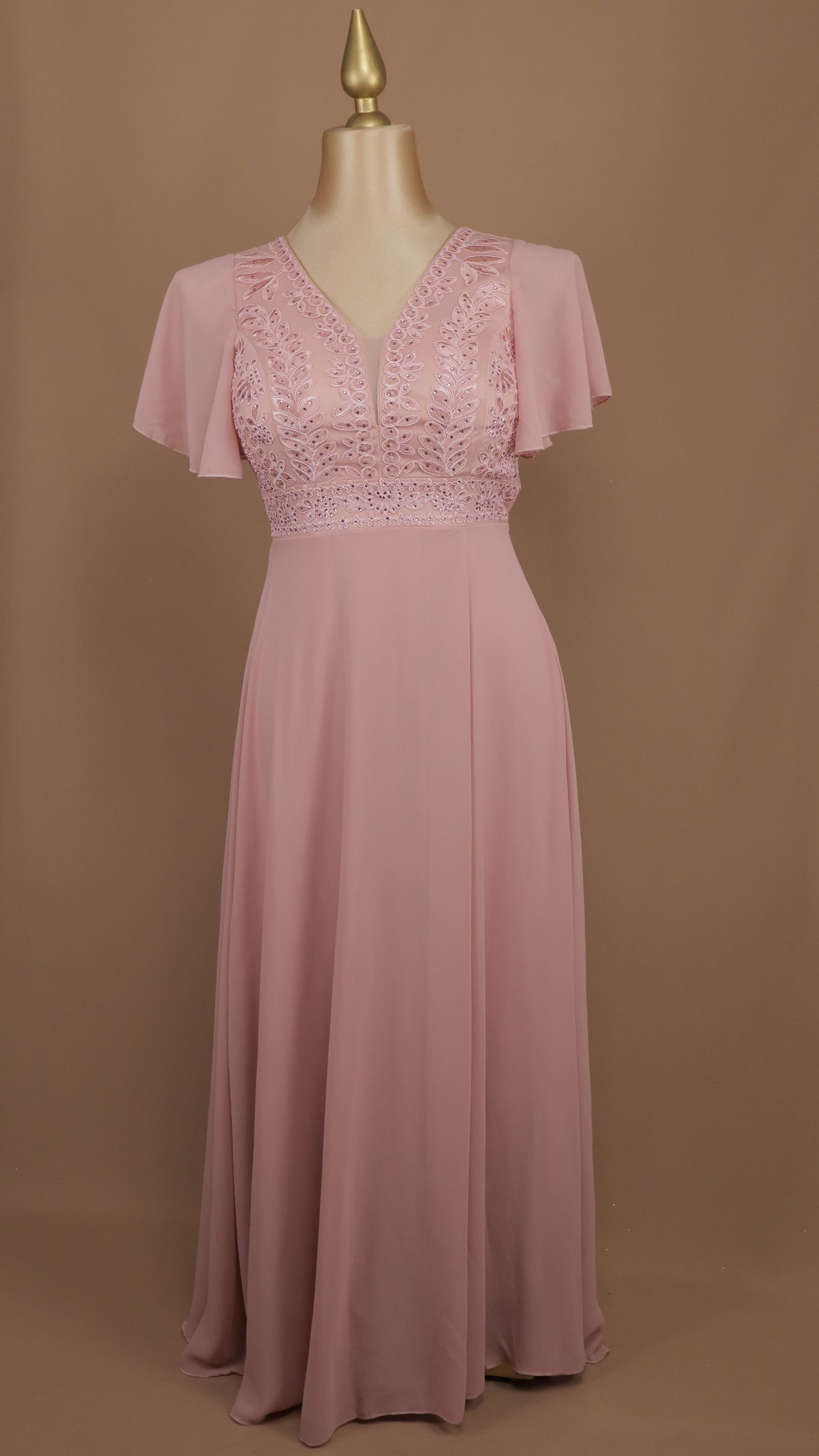 Vestido largo plus size con pedrería en busto