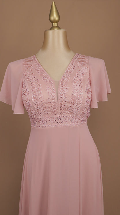 Vestido largo plus size con pedrería en busto