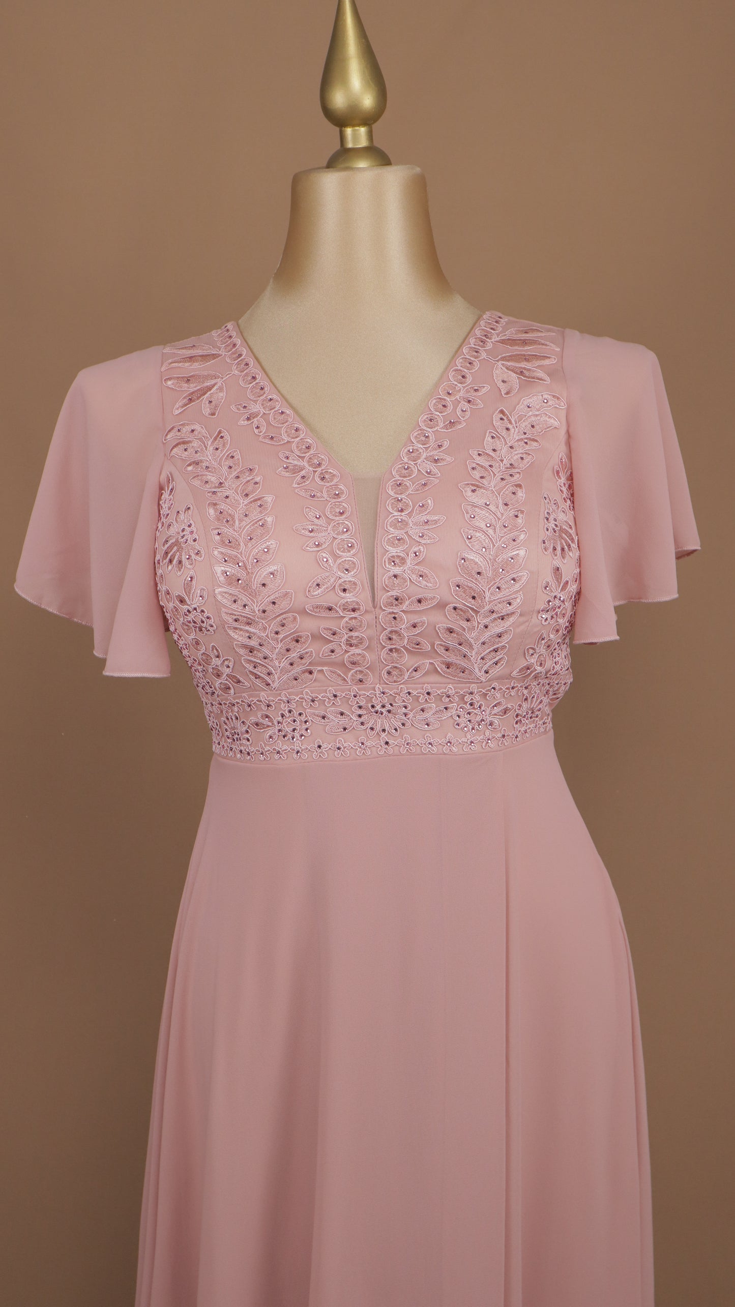 Vestido largo plus size con pedrería en busto
