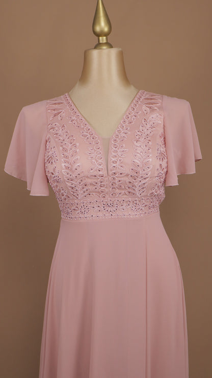 Vestido largo plus size con pedrería en busto