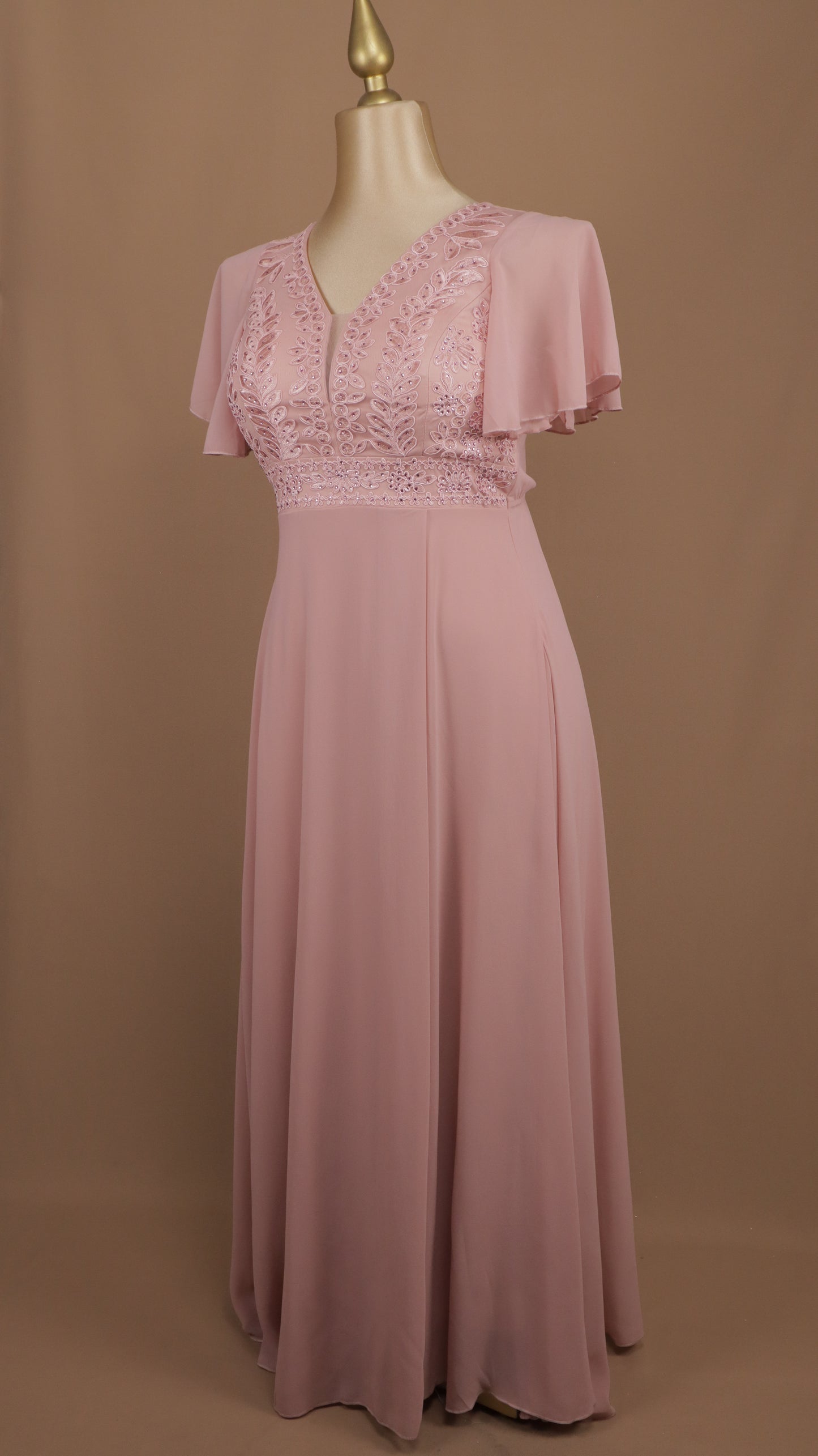 Vestido largo plus size con pedrería en busto