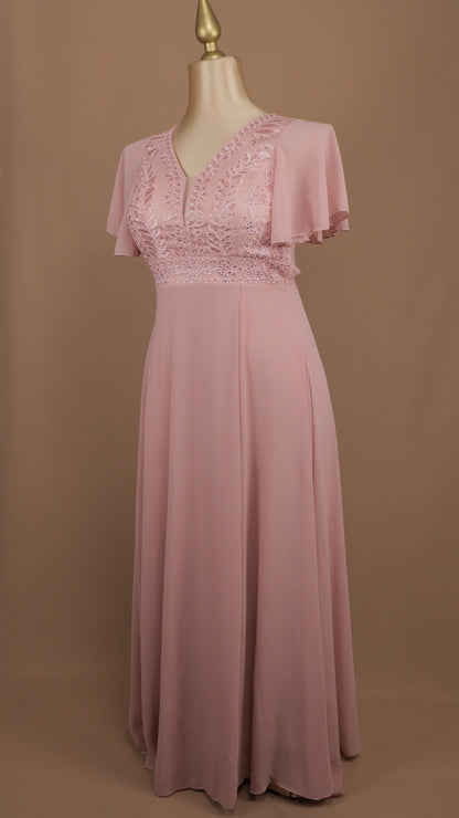Vestido largo plus size con pedrería en busto