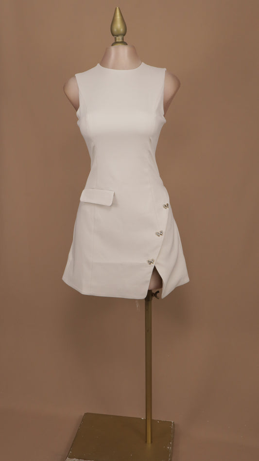 Vestido corto resacado con abertura