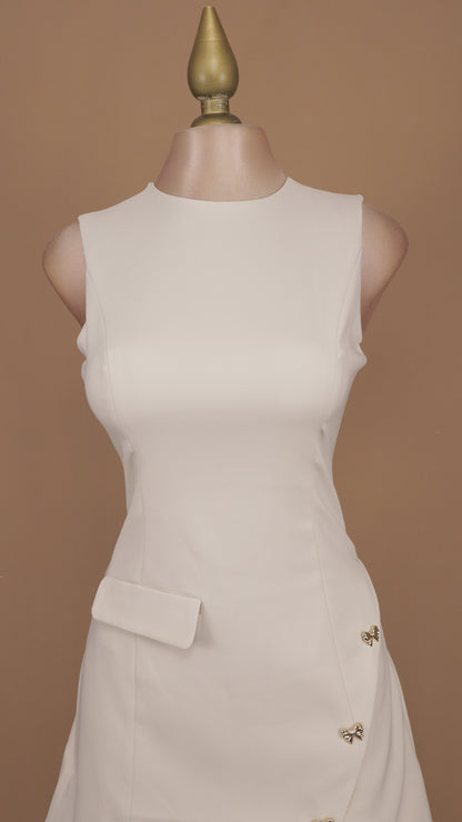 Vestido corto resacado con abertura