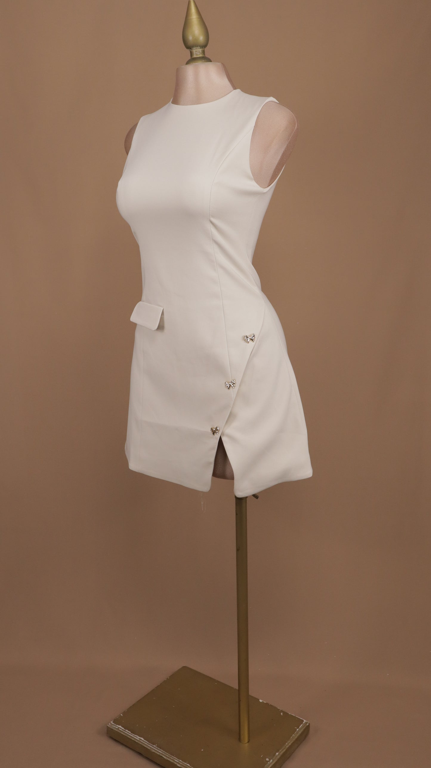 Vestido corto resacado con abertura