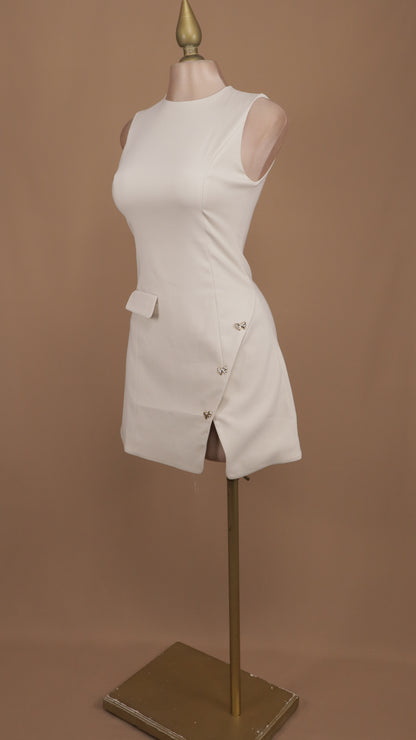 Vestido corto resacado con abertura