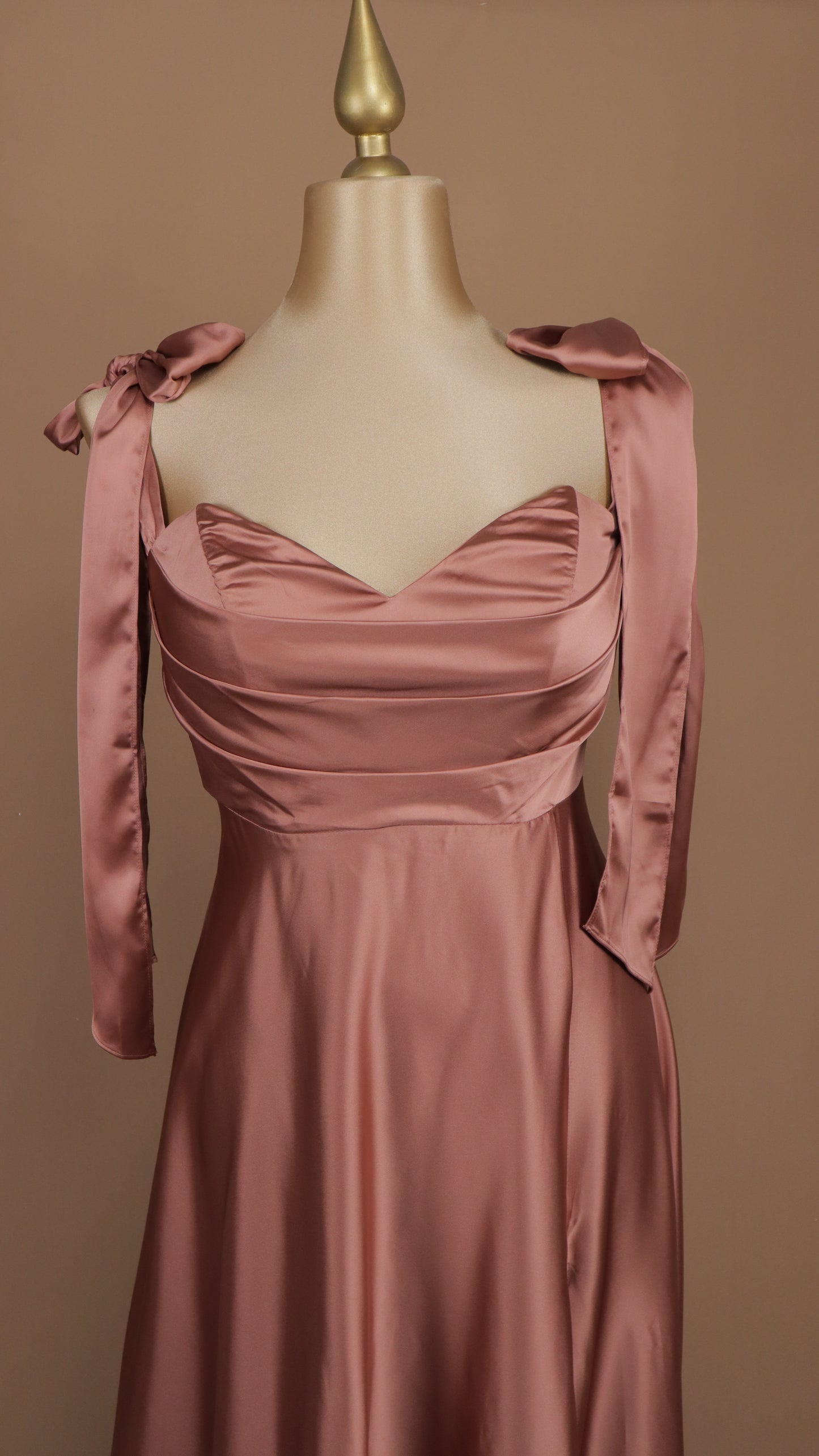 Vestido largo plus size satinado